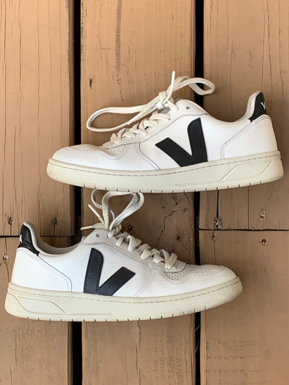Veja V-10 Womens Size US 8 White Black Leather Casual Sneakers